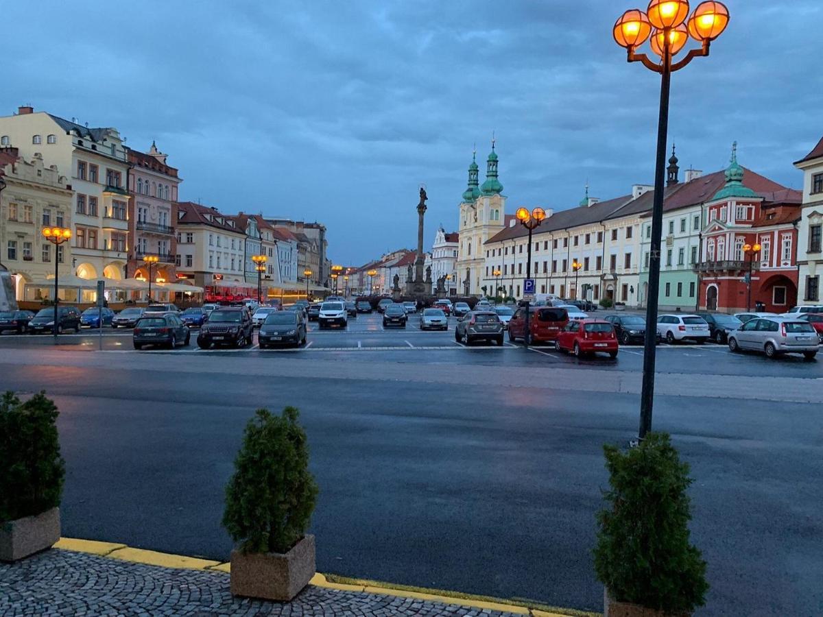 Hradec Králové Apartman V Centru Na Velkem Namesti מראה חיצוני תמונה