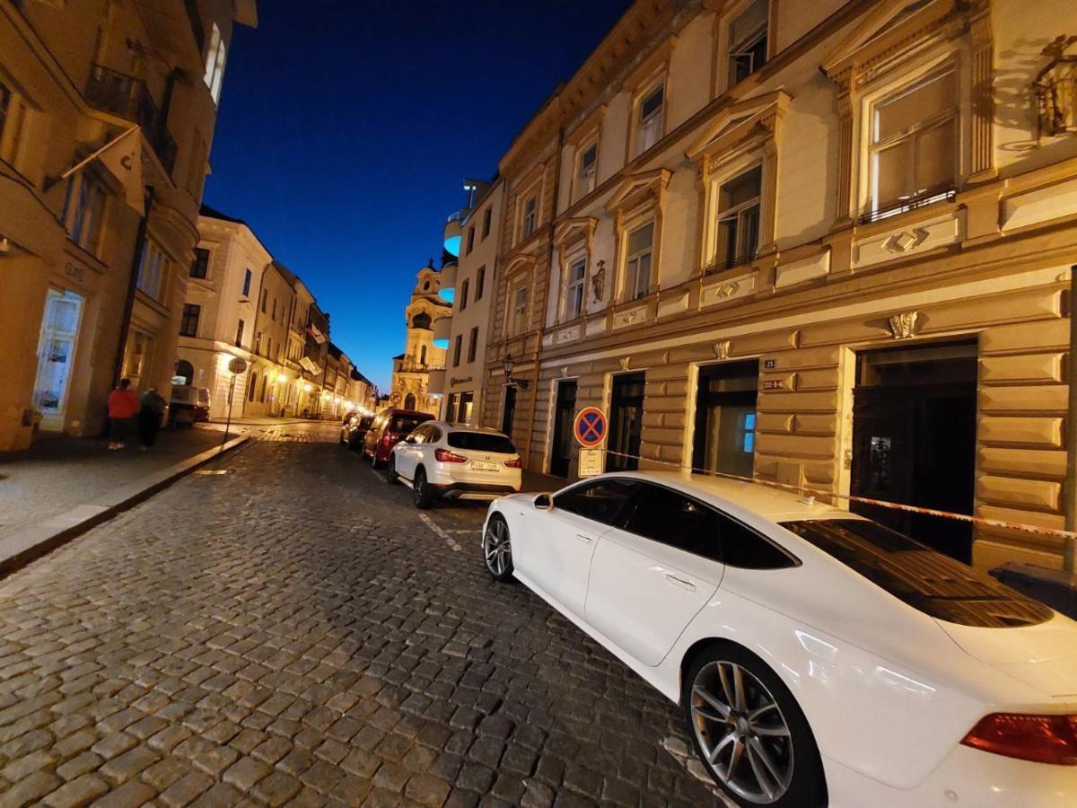 Hradec Králové Apartman V Centru Na Velkem Namesti מראה חיצוני תמונה